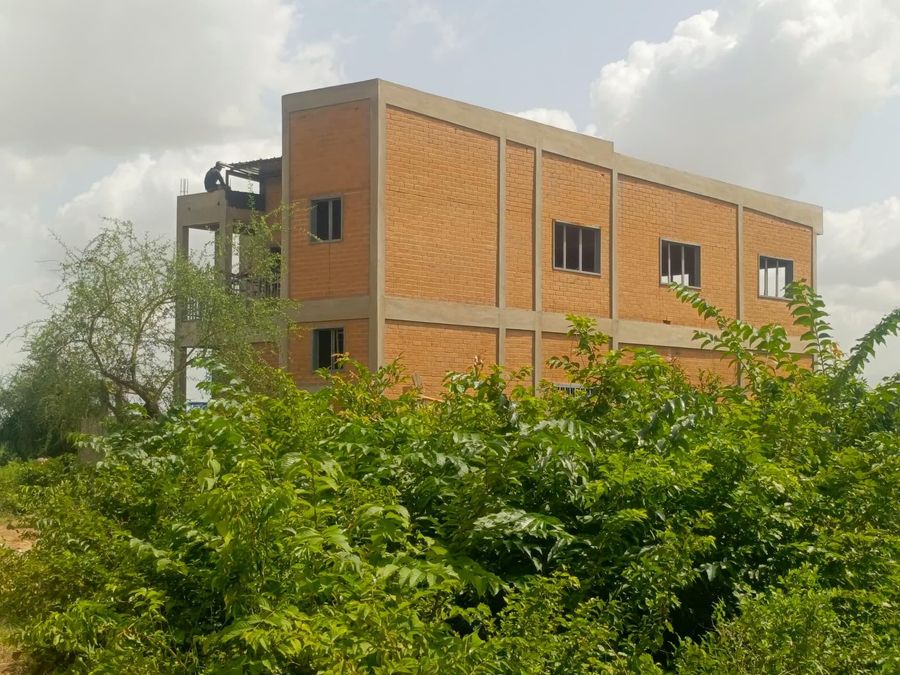 Immeuble R+1 en briques de terre — photo 1